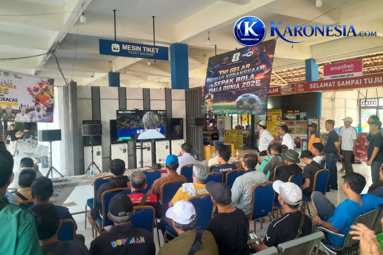 Warga mengikuti nobar bersama Koramil 03/Pasar Rebo–Ciracas.