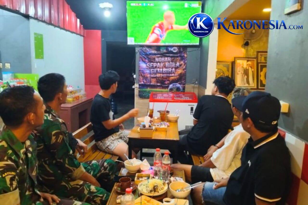 Babinsa nobar bersama warga di Bekasi