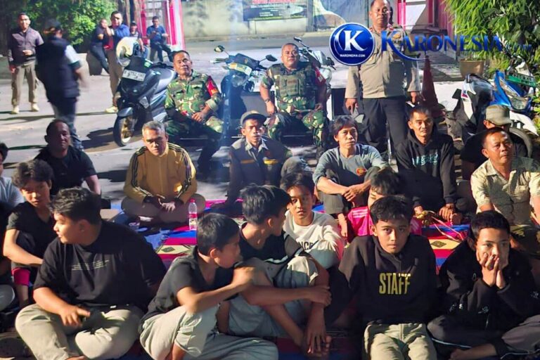 Koramil 03 Teluk Pucung nobar bersama warga.