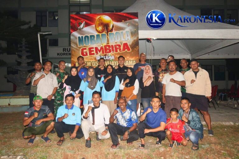 Warga dan prajurit nobar Piala Dunia 2026 di Korem 052