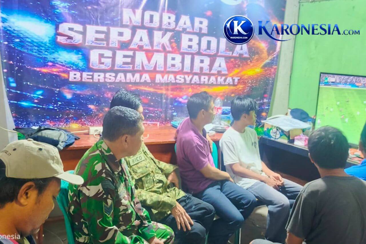 Anggota Koramil Kronjo dan warga nonton bareng pertandingan Piala Dunia 2026.