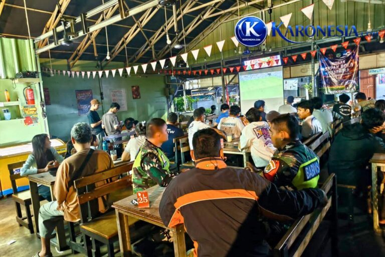 Warga dan Babinsa Koramil Pondok Gede nonton bareng Piala Dunia bersama