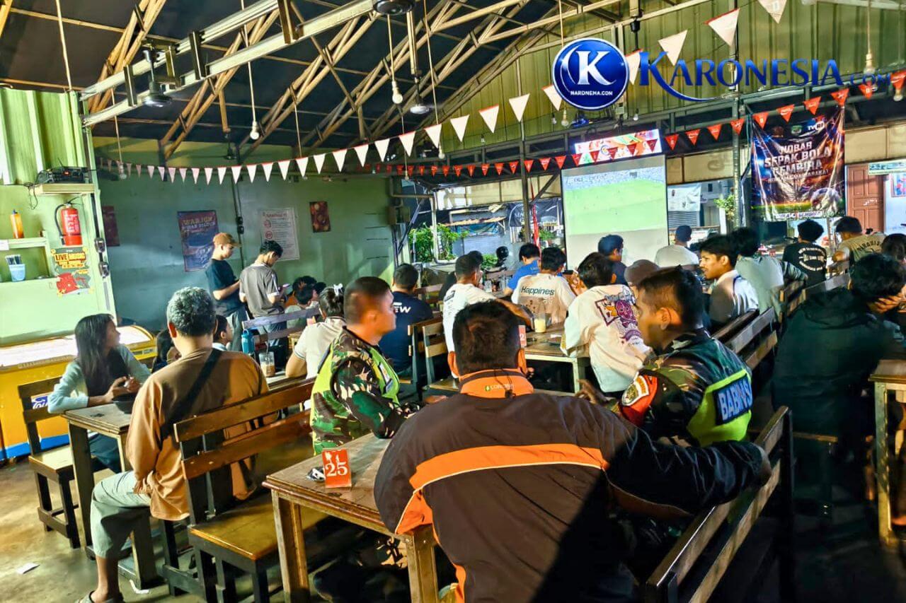 Warga dan Babinsa Koramil Pondok Gede nonton bareng Piala Dunia bersama