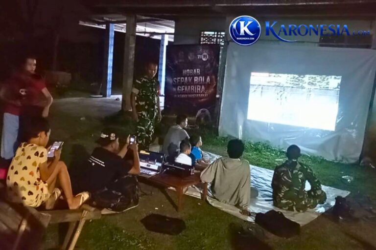 Warga nobar Piala Dunia 2026 di Koramil Panongan