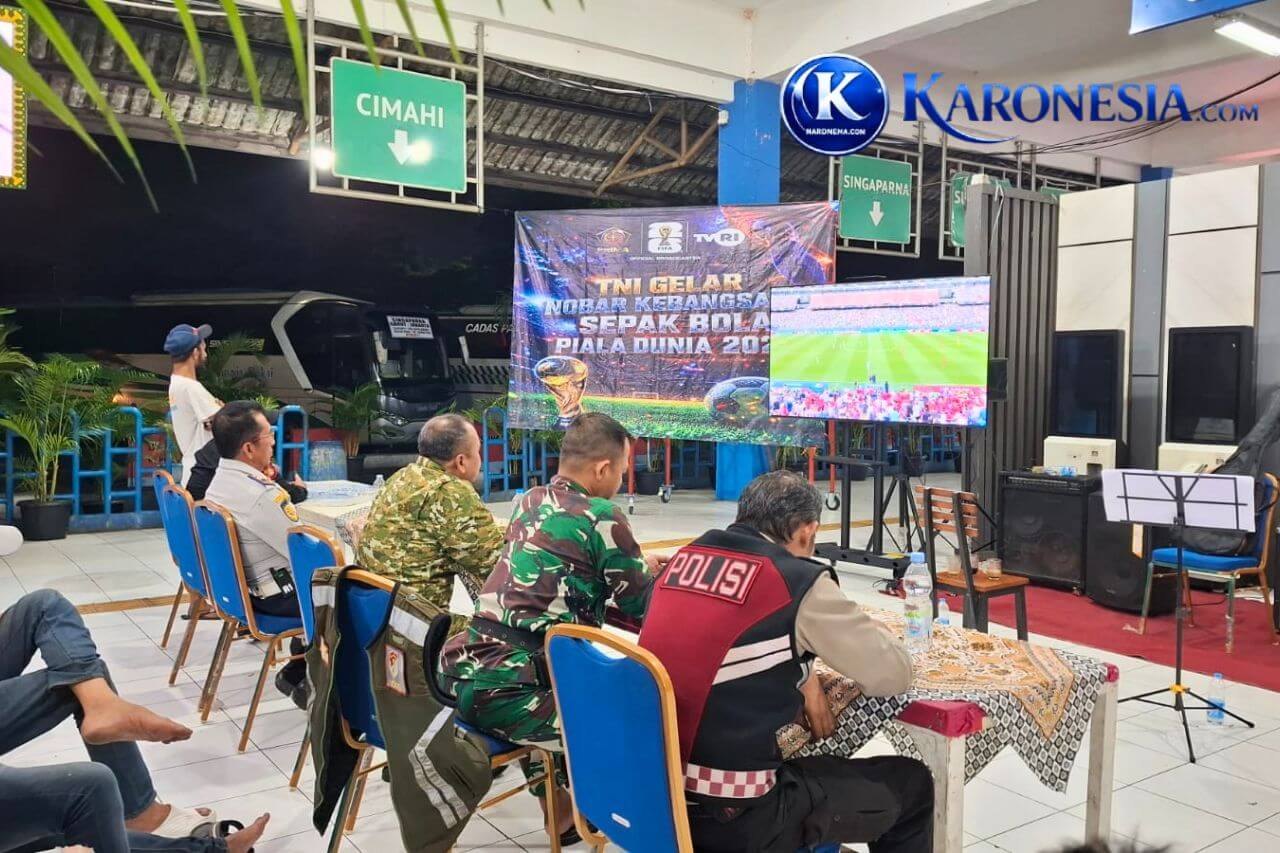 TNI dan warga nobar Piala Dunia 2026