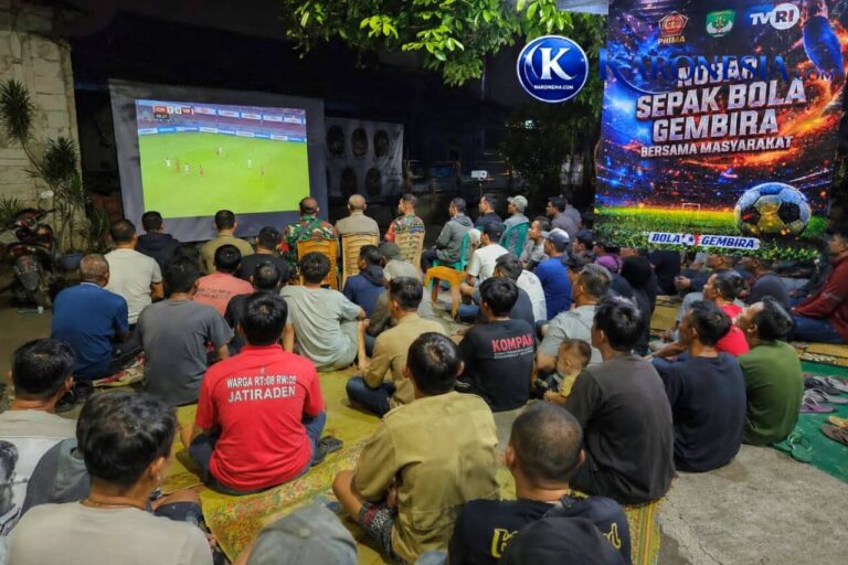 Warga dan TNI nobar di Jatiraden