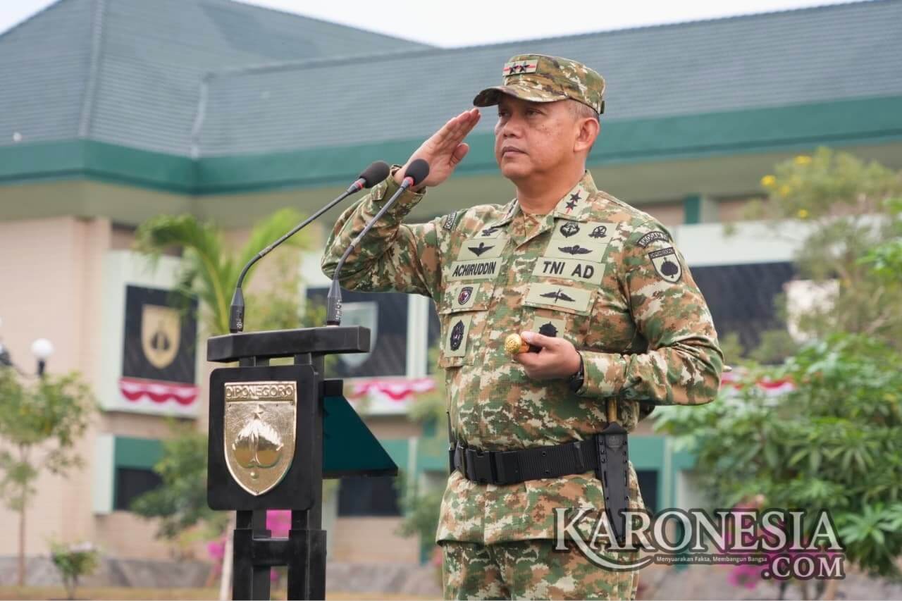 Pangdam IV/Diponegoro Mayjen TNI Achiruddin memimpin penutupan Pleton Tangkas di Makodam Semarang