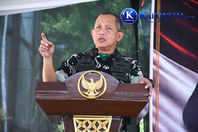 Pangdam IV/Diponegoro memberikan pengarahan kepada prajurit di atas mimbar