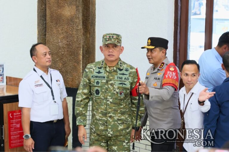 Pangdam IV/Diponegoro Mayjen TNI Achiruddin berkoordinasi dengan Kapolda Jawa Tengah dalam pengamanan VVIP kunjungan Presiden di Stasiun Semarang Tawang.