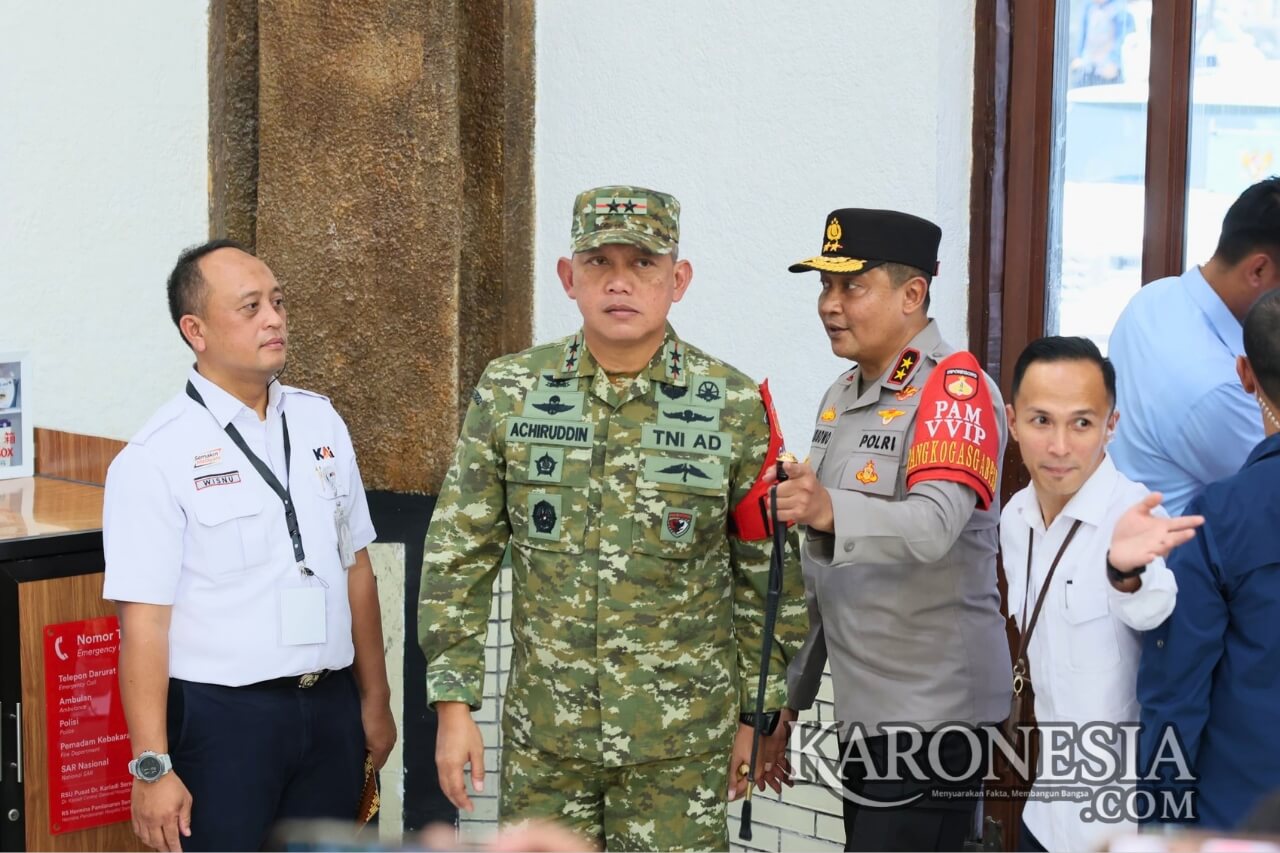 Pangdam IV/Diponegoro Mayjen TNI Achiruddin berkoordinasi dengan Kapolda Jawa Tengah dalam pengamanan VVIP kunjungan Presiden di Stasiun Semarang Tawang.