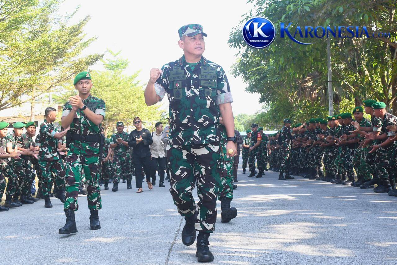 Pangdam IV/Diponegoro menerima pedang kehormatan dari prajurit di lokasi kunjungan