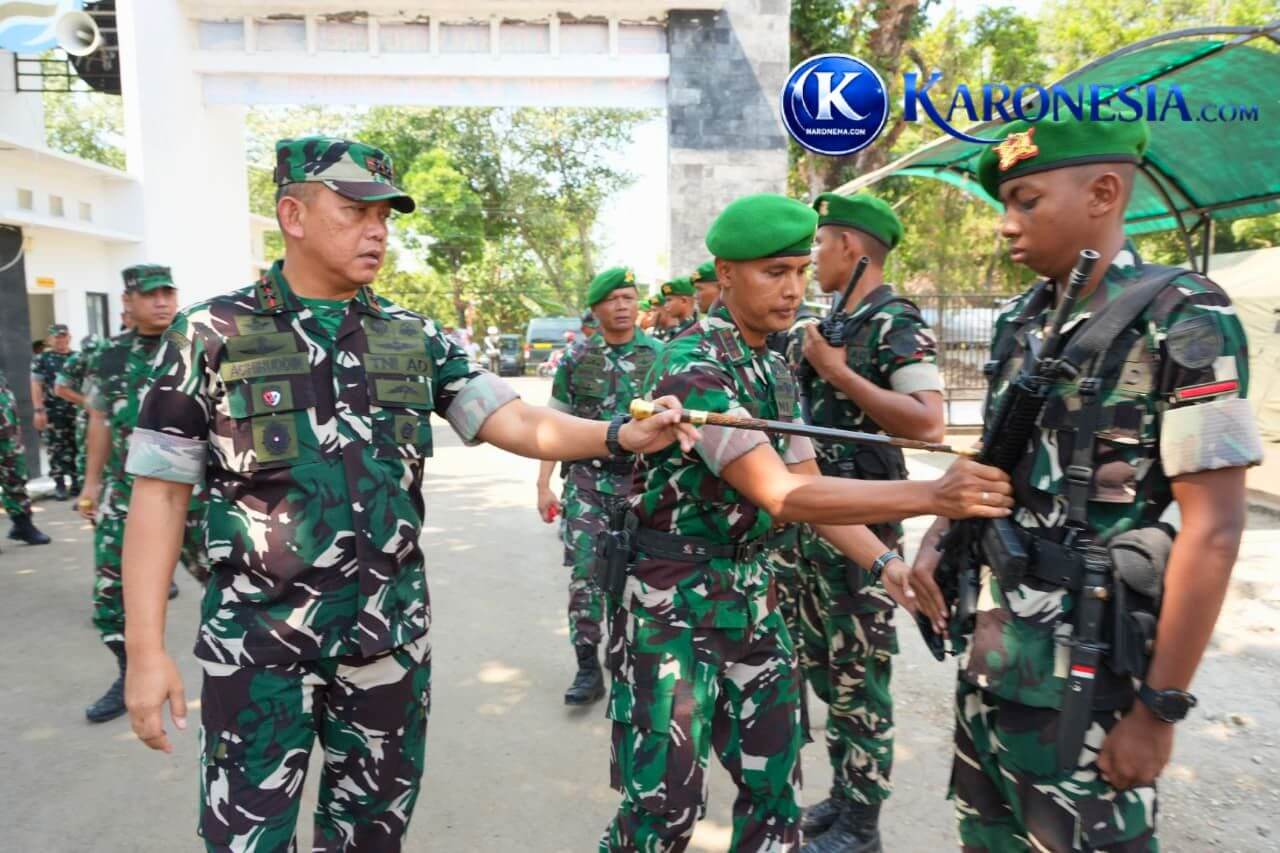 Pangdam IV/Diponegoro berjalan disambut prajurit Yonif TP saat kunjungan kerja