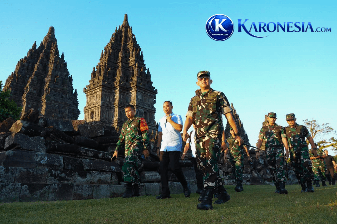 Pangdam IV/Diponegoro bersama jajaran TNI dan sipil berjalan meninjau area Candi Prambanan.