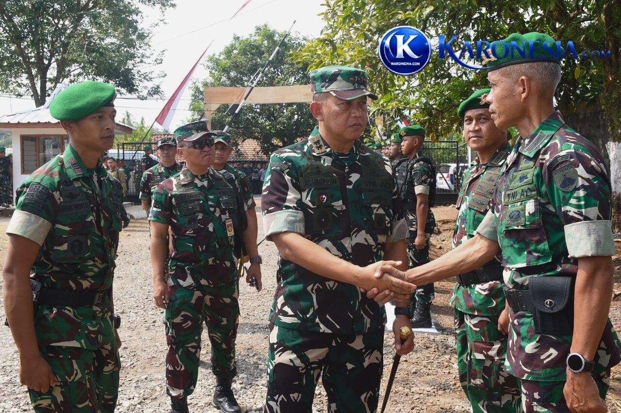 Pangdam Achiruddin berjabat tangan dengan prajurit saat tinjau Yonif TP.