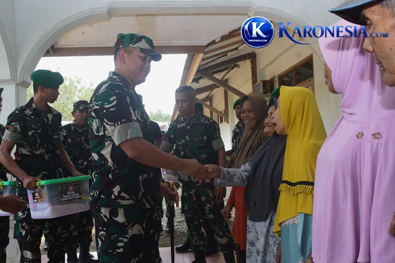 Pangdam Diponegoro menyapa warga saat kunjungan tinjau Yonif TP.