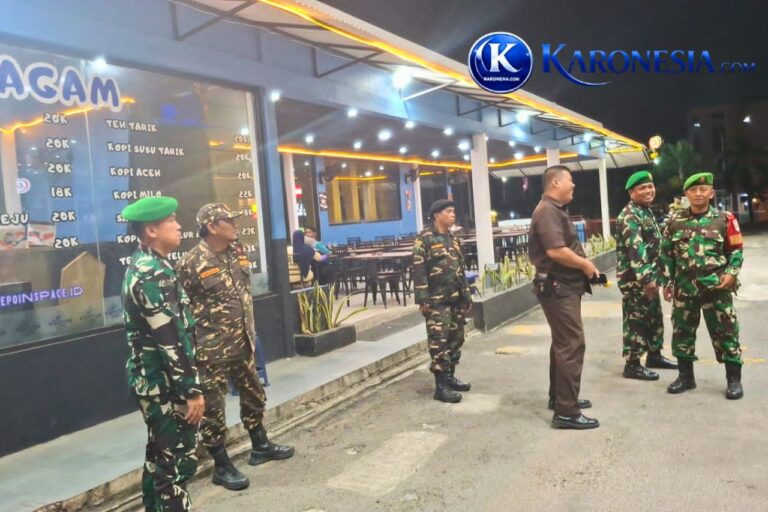 Personel Babinsa Kodim Tangerang dan Komduk melaksanakan patroli keamanan malam hari.