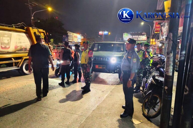 Personel TNI, Polri, dan Linmas patroli malam gabungan di Bekasi