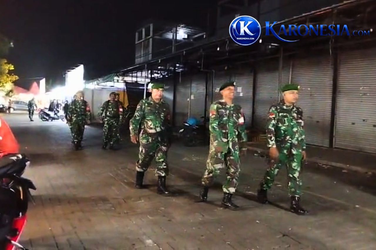 Personel Koramil 01 Teluknaga melaksanakan patroli jalan kaki di Tangerang.