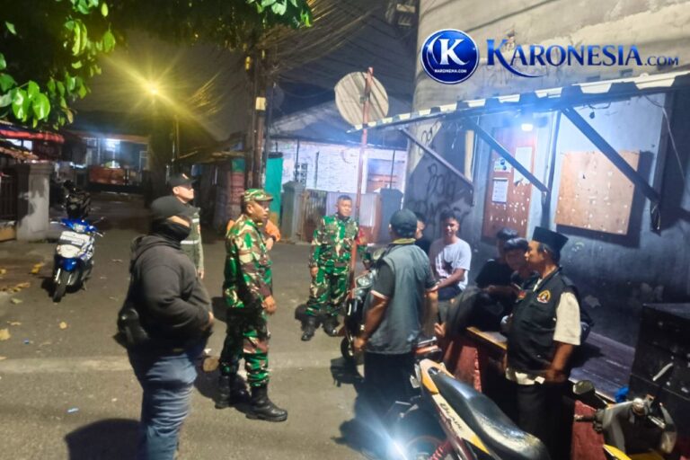 Babinsa Duren Sawit dan warga menggelar patroli malam cipta kondisi.