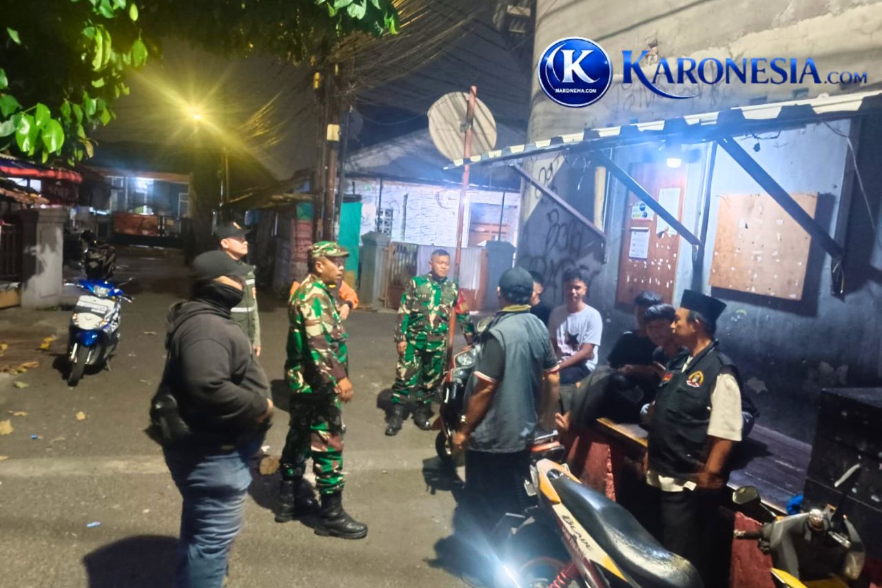 Babinsa Duren Sawit dan warga menggelar patroli malam cipta kondisi.