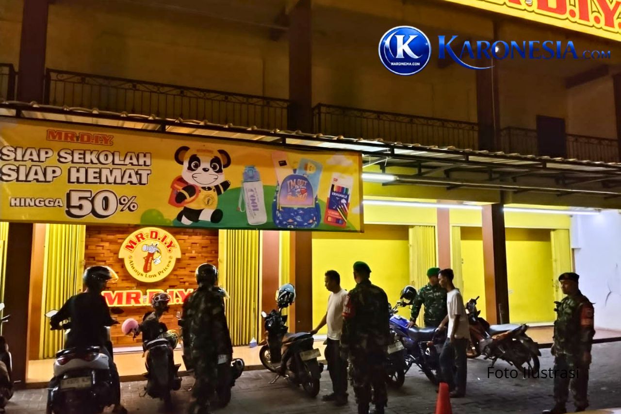 Babinsa patroli malam bersama warga di Tangerang.