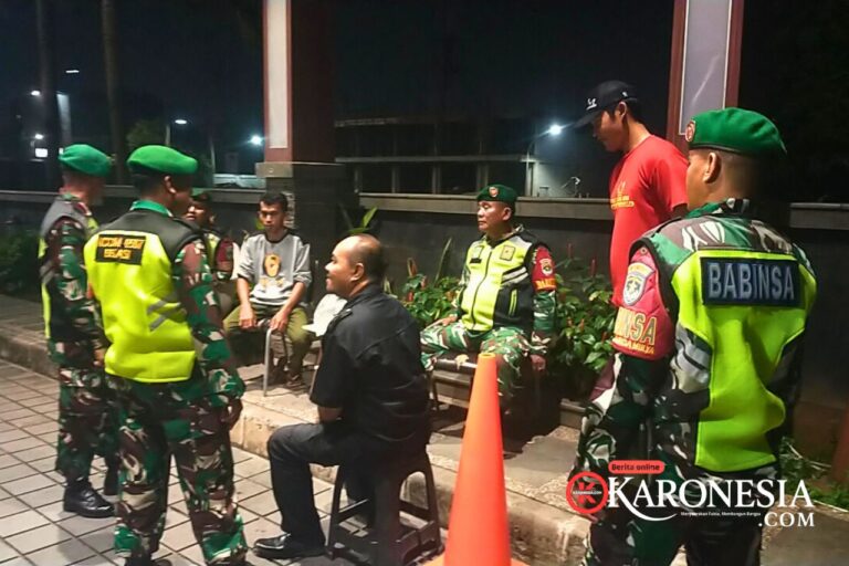 Babinsa Koramil Teluk Pucung berbincang dengan warga saat patroli malam