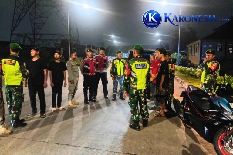 Aparat gabungan TNI, Polri, Satpol PP, dan warga berkoordinasi saat patroli malam di Bantar Gebang, Bekasi.