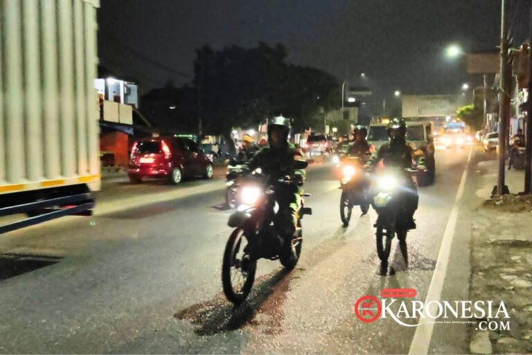 Personel Koramil Kranji patroli malam gunakan sepeda motor di jalan Bekasi