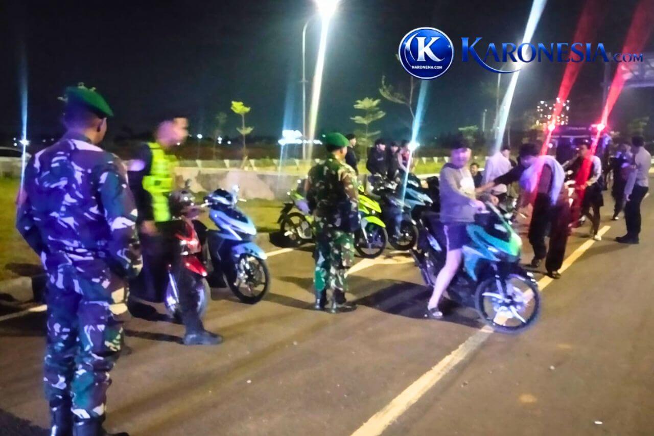Anggota Koramil dan Polri patroli malam hentikan pengendara motor