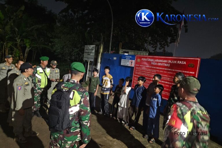 Babinsa dan Polri patroli malam di Pondok Gede