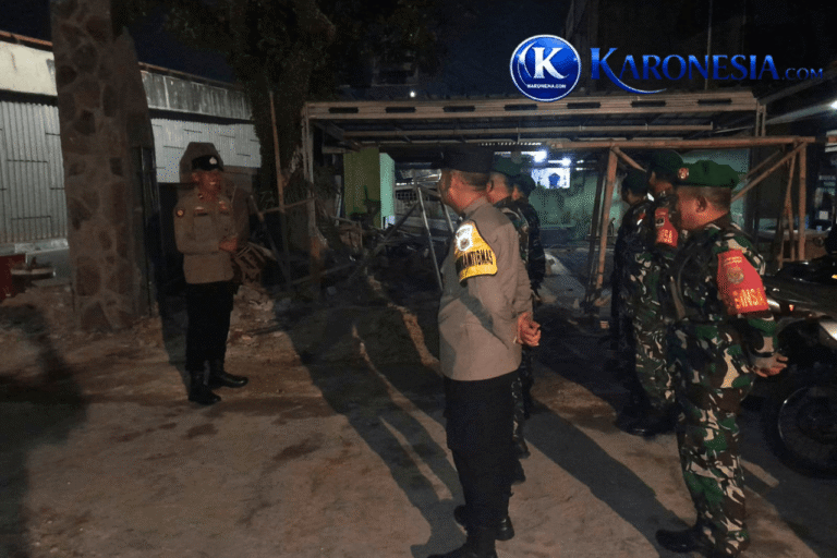 Personel gabungan TNI dan Polri melakukan apel kesiapan patroli malam di wilayah Balaraja.