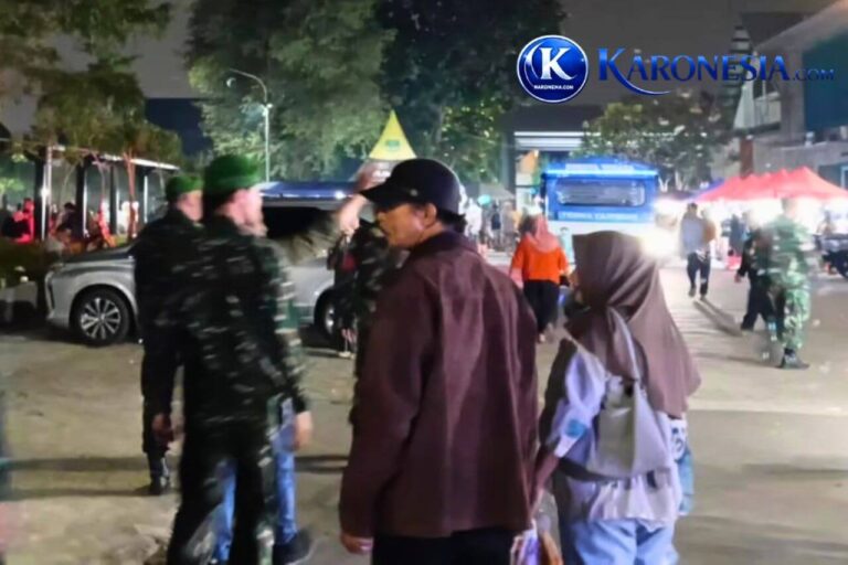 Personel TNI berinteraksi dengan warga saat patroli