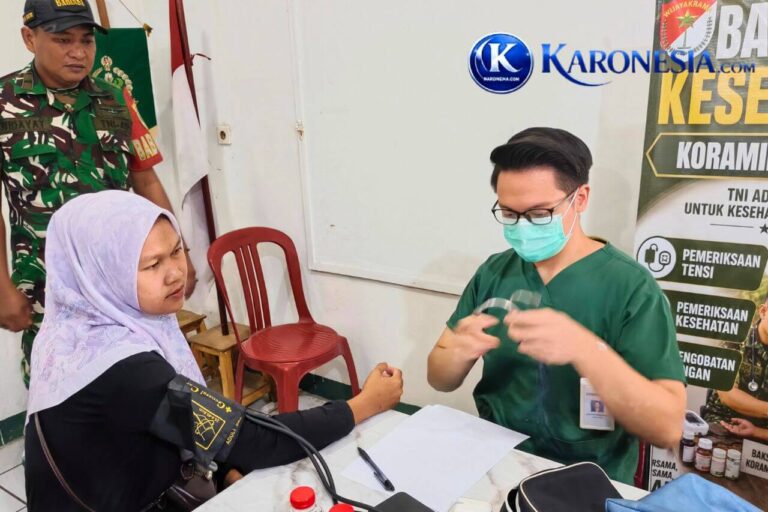 Petugas periksa kesehatan warga di kegiatan Koramil 09/Mauk