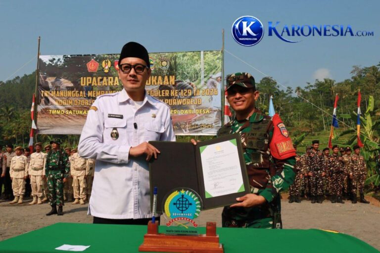 Wakil Bupati Purworejo bersama Dandim menunjukkan dokumen peresmian TMMD Reguler.