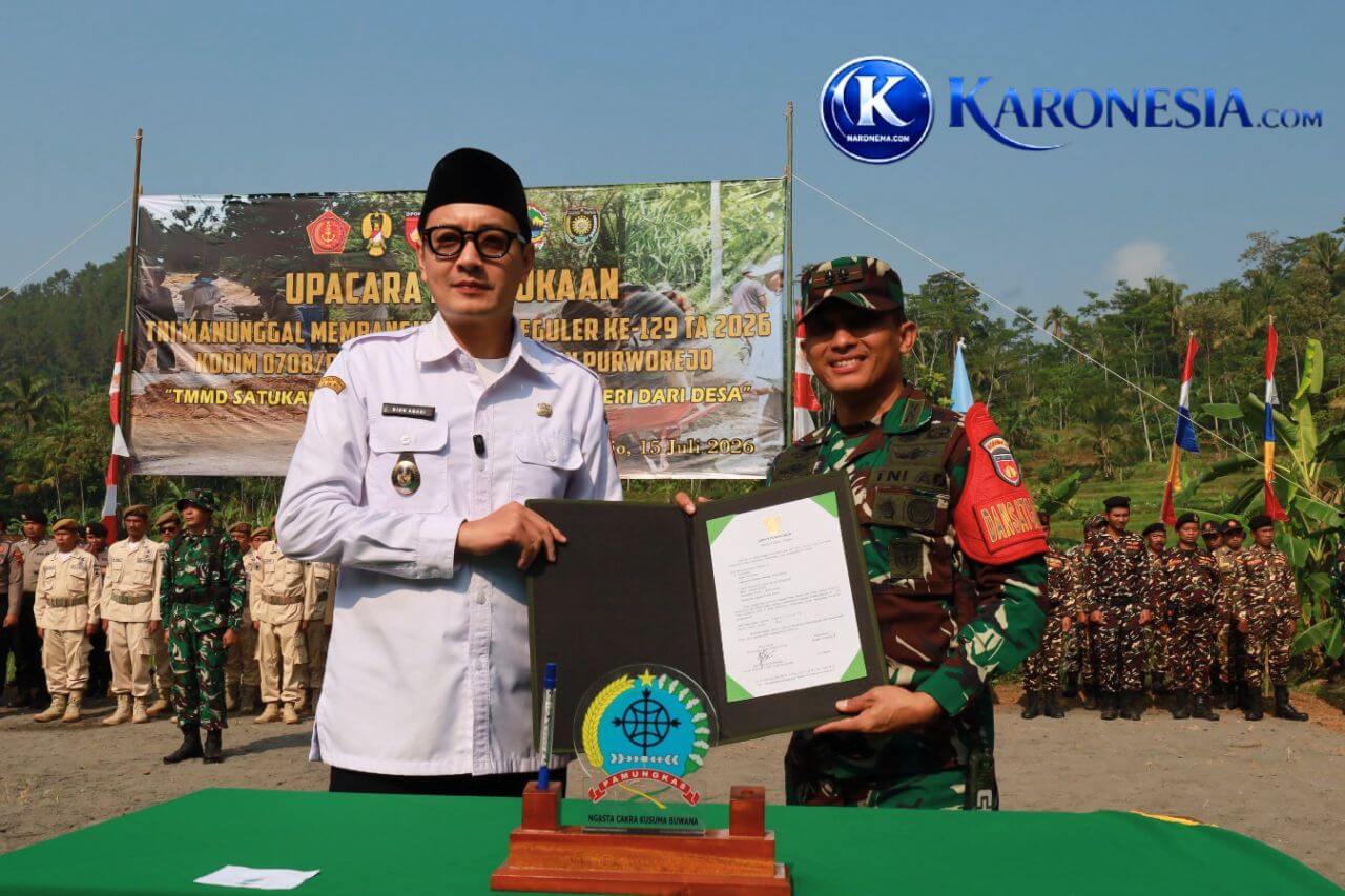 Wakil Bupati Purworejo bersama Dandim menunjukkan dokumen peresmian TMMD Reguler.