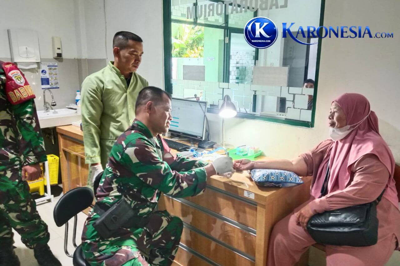 Personel TNI AD sedang mengambil sampel darah warga yang duduk dalam kegiatan Bakti Kesehatan di Polkes Cijantung