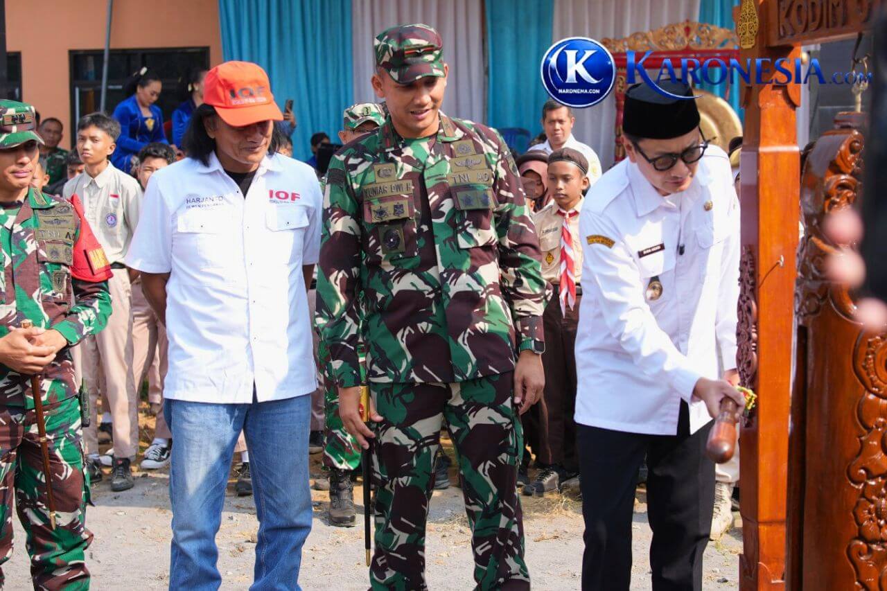 Wakil Bupati Purworejo memukul kentongan disaksikan jajaran TNI saat peresmian TMMD.