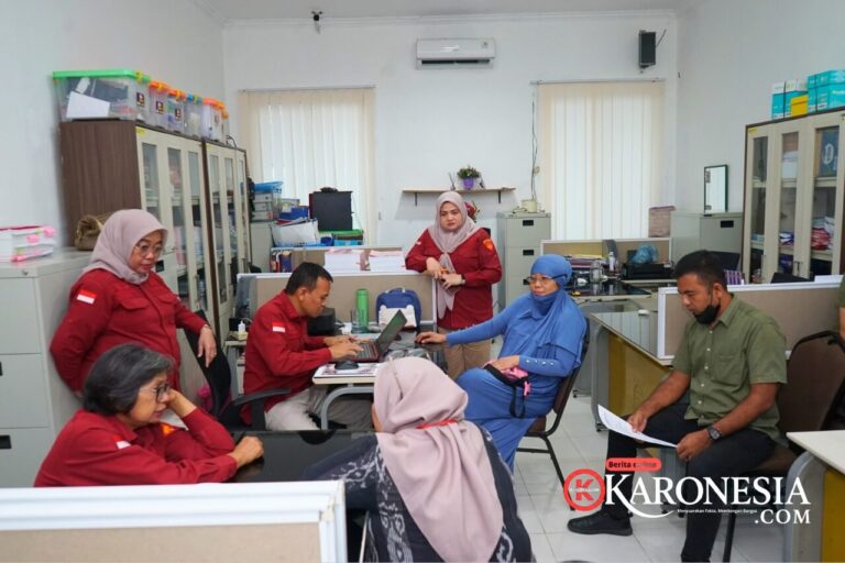 Petugas Kejati Sumut mengamankan tersangka korupsi Bank Sumut di apartemen Cinere