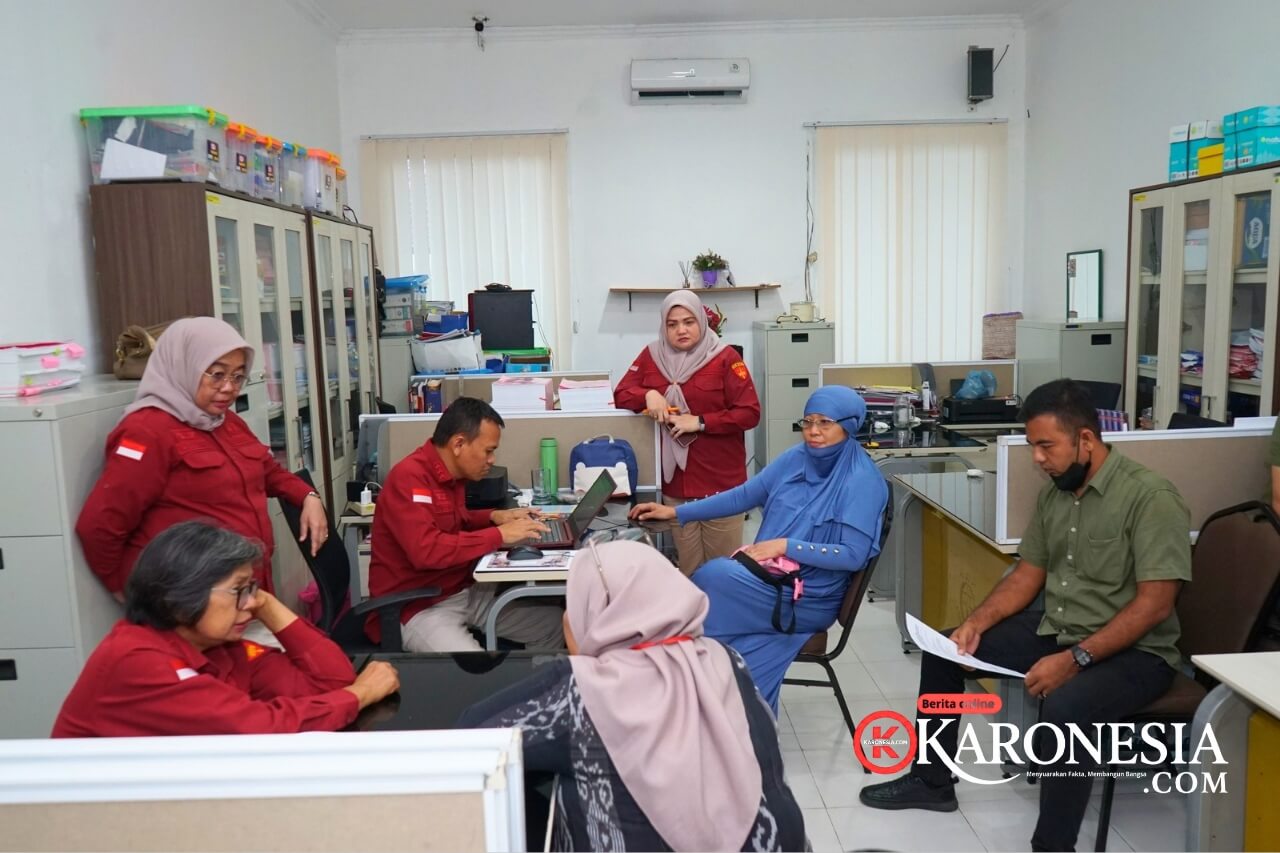 Petugas Kejati Sumut mengamankan tersangka korupsi Bank Sumut di apartemen Cinere