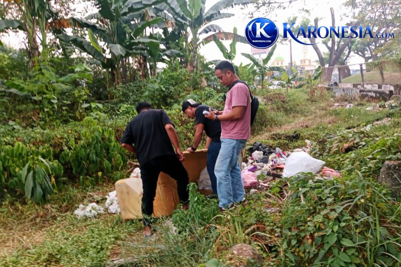 Petugas gabungan mencari barang bukti di lahan terbuka Panunggangan Barat.
