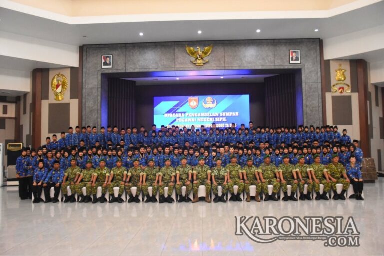 Foto bersama Kasdam IV/Diponegoro dan 196 PNS TNI AD usai upacara pengambilan sumpah di Balai Diponegoro, Semarang