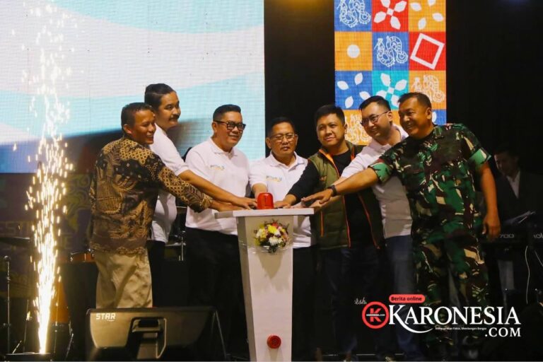 Danramil Tangerang dan pejabat menekan tombol sirine penutupan Festival Cisadane
