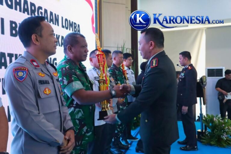 Penyerahan penghargaan lomba dalam rangkaian HUT Bhayangkara ke-80