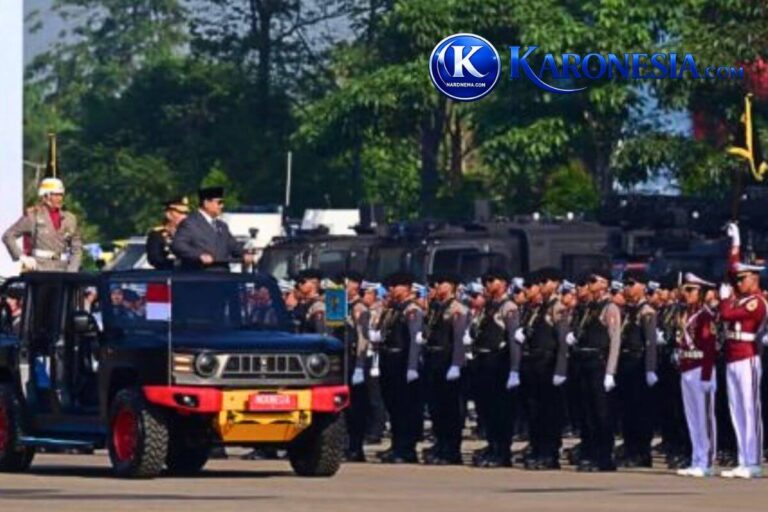 Presiden Prabowo di atas kendaraan saat defile pasukan Polri.