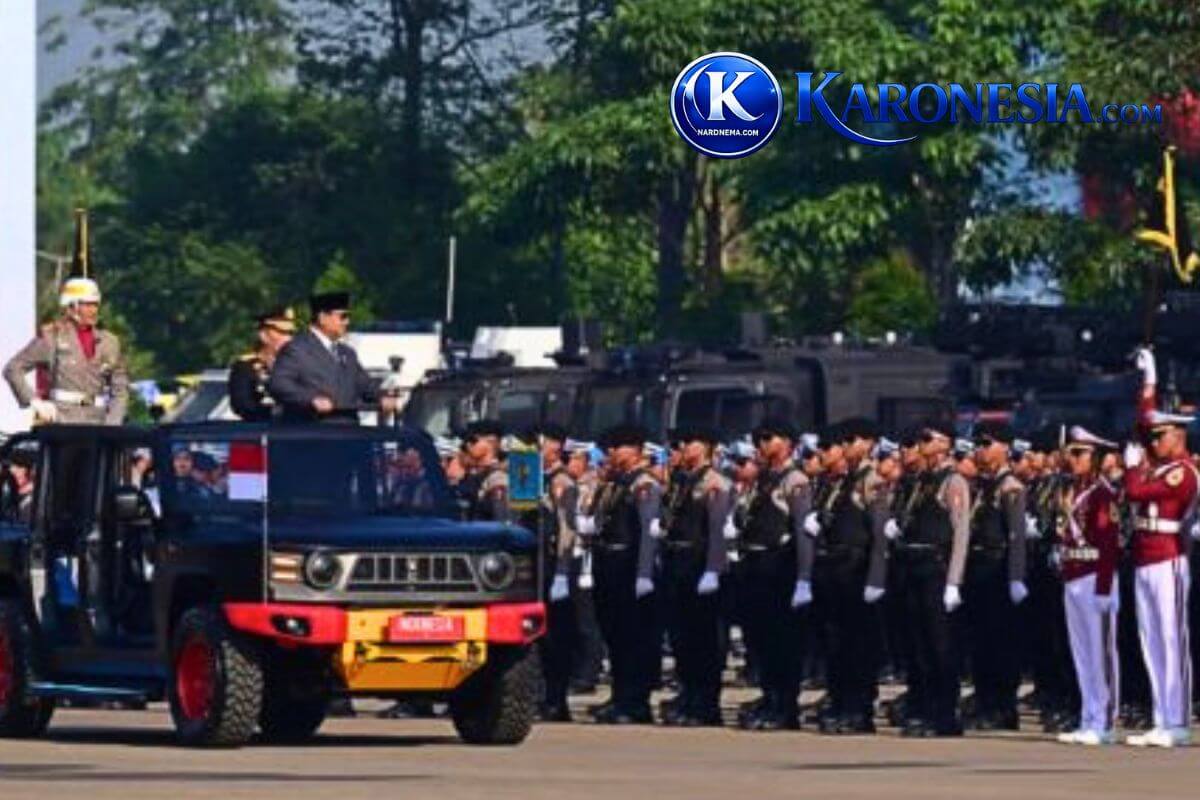 Presiden Prabowo di atas kendaraan saat defile pasukan Polri.