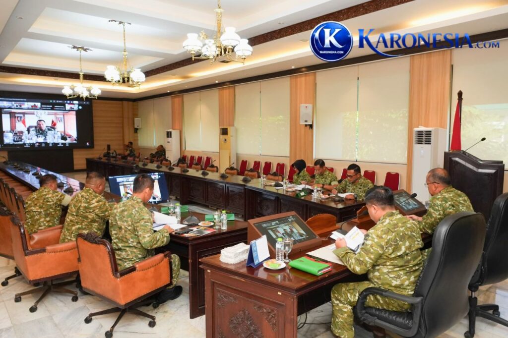Personel TNI AD mengikuti video konferensi di ruang rapat formal.