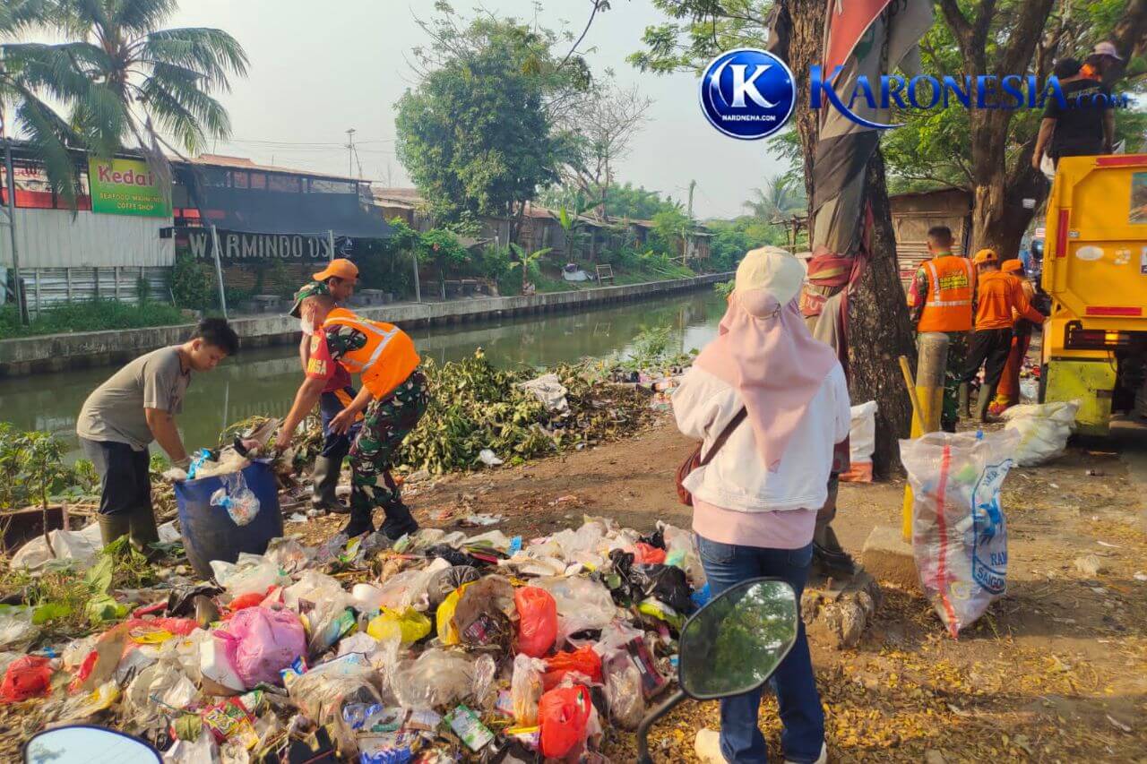 Personel bersihkan tumpukan sampah di Sepatan