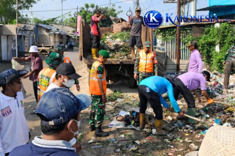 Anggota Koramil Teluknaga bersihkan sampah di Tanjung Pasir, Tegalangus.