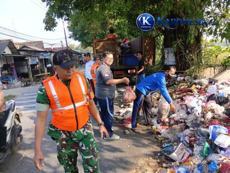 Satgas Sampah Kodim 0510 bersihkan sampah di Kresek.