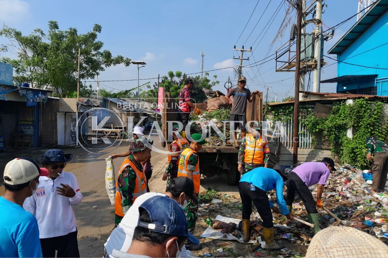 Satgas Sampah Koramil Teluknaga bersihkan sampah di Tanjung Pasir